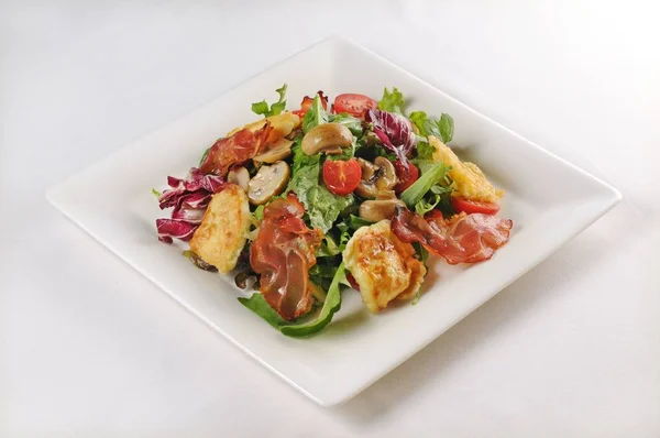 Plan isolé d'une assiette avec salade au poulet et bacon - parfait pour un blog alimentaire ou une utilisation de menu — Photo