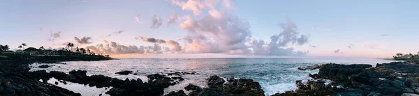 Okyanus Kıyısında Gökyüzündeki Bulutların Altında Kayalık Plajın Panoramik Bir Görüntüsü — Stok fotoğraf