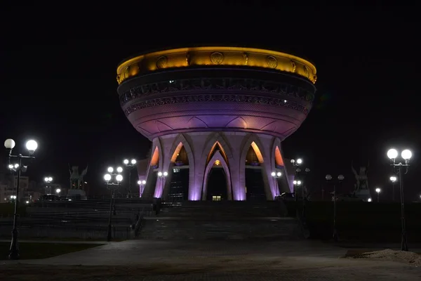 Снимок Исторического Здания Фиолетовыми Огнями Ночное Время — стоковое фото