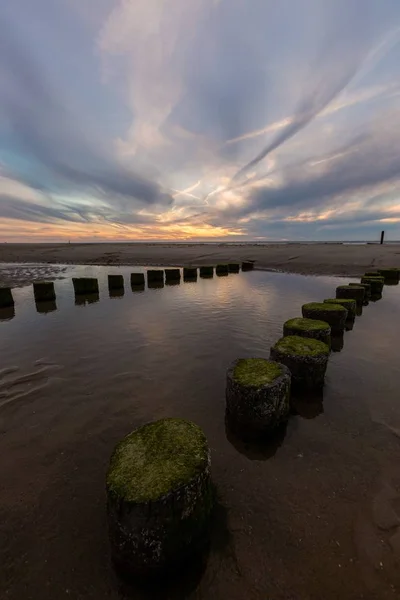 オランダのゼーラント州のDomburgの海岸にある美しい桟橋の棒のショット — ストック写真