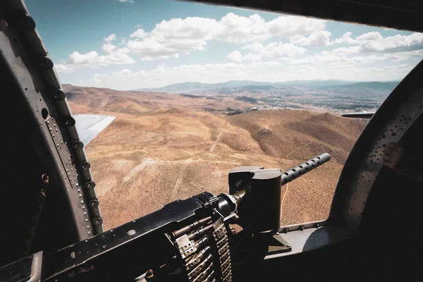 Interior Avión Bombardero Segunda Guerra Mundial Volando Sobre Las Montañas — Foto de Stock