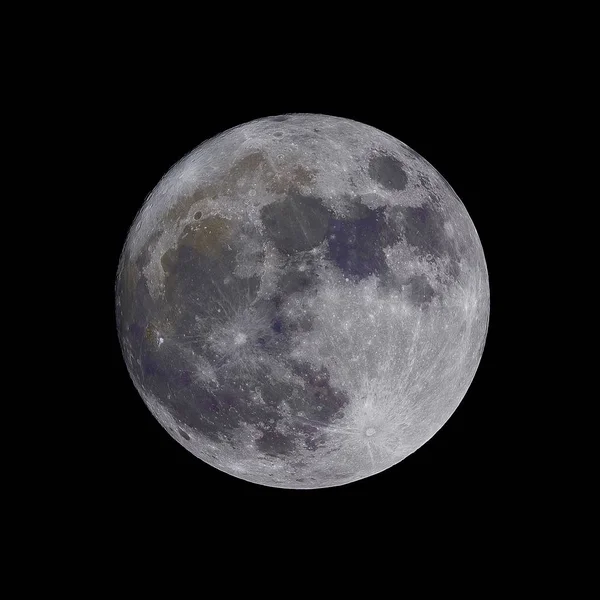 在黑色背景上被隔离的月亮特写 这对有关太空的文章很有帮助 — 图库照片