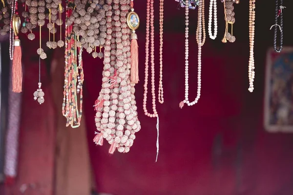 Tiro de close-up do colar budista com um fundo borrado — Fotografia de Stock