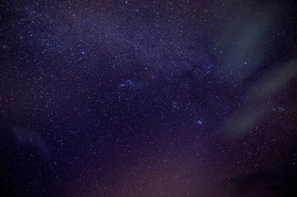Низький кут пострілу темно-синього неба, наповненого зірками - відмінно підходить для фону — стокове фото