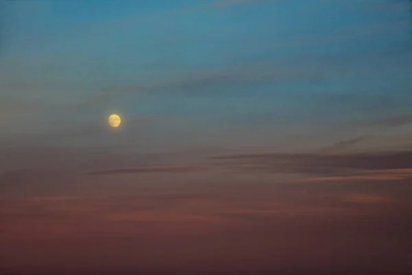 Una Hermosa Toma Del Sol Poniéndose Detrás Las Coloridas Nubes —  Fotos de Stock