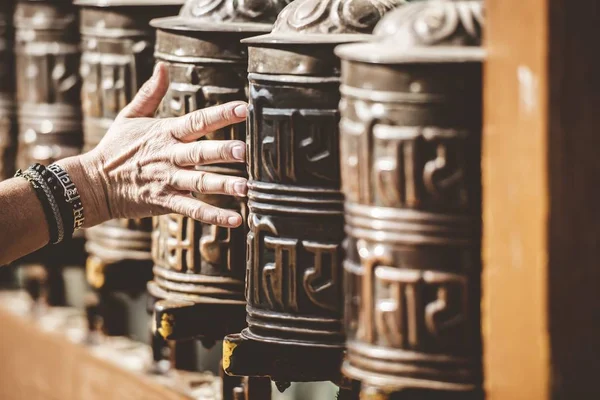 Знімок Зроблений Людиною Торкається Чжун Індуїстськими Писаннями Непалі — стокове фото