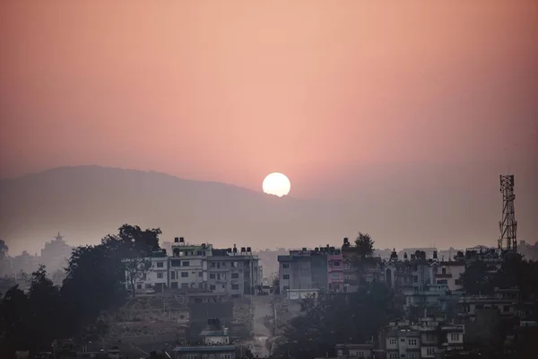 Krásný Záběr Nepálských Budov Káthmándú Růžovou Mlhavou Oblohou Pozadí — Stock fotografie