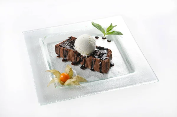 Eine Isolierte Aufnahme Eines Brownie Desserts Mit Eis Und Physalis — Stockfoto