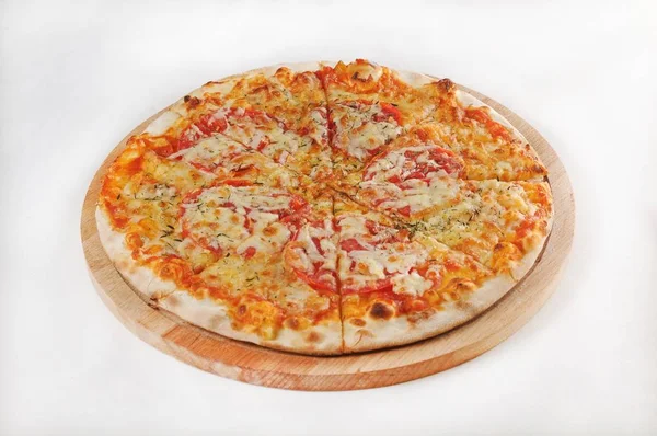 Isolierte Aufnahme einer Pizza Margarita - perfekt für einen Foodblog oder eine Speisekarte — Stockfoto
