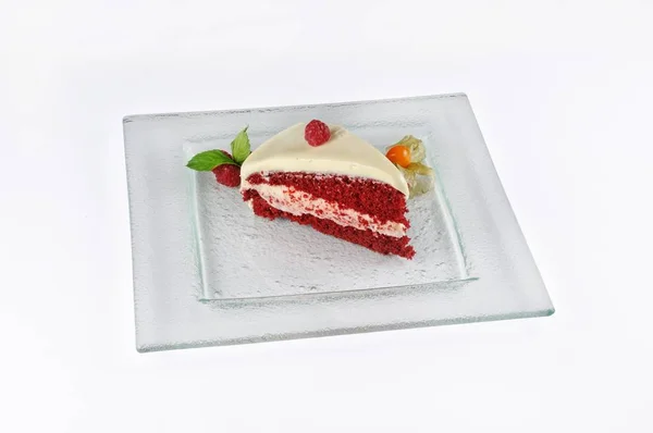 Isolerad bild av en röd sammetstårta med hallon - perfekt för en matblogg eller menyanvändning — Stockfoto