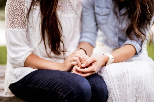 Closeup Shot Female Couples Holding Hands Blurred Background — Stock Photo, Image
