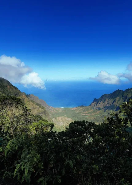 Eine Vertikale Aufnahme Der Wunderschönen Bergklippen Meer Unter Blauem Himmel — Stockfoto