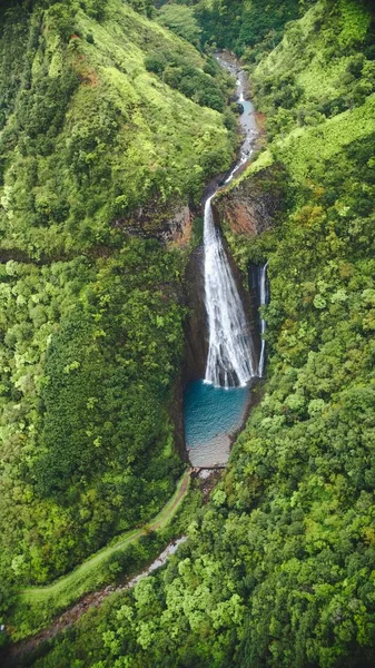 Colpo Verticale Angolo Alto Della Cascata Tra Foresta Catturata Kauai — Foto Stock