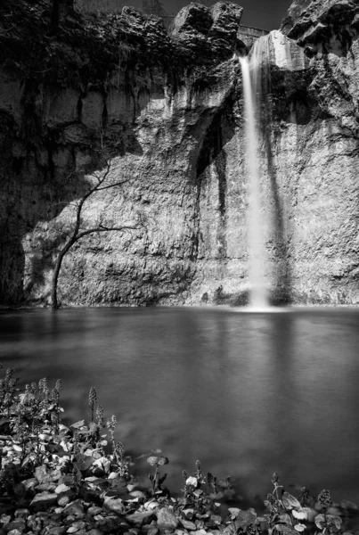 Tiro Tons Cinza Uma Bela Cachoeira Que Vem Através Enorme — Fotografia de Stock