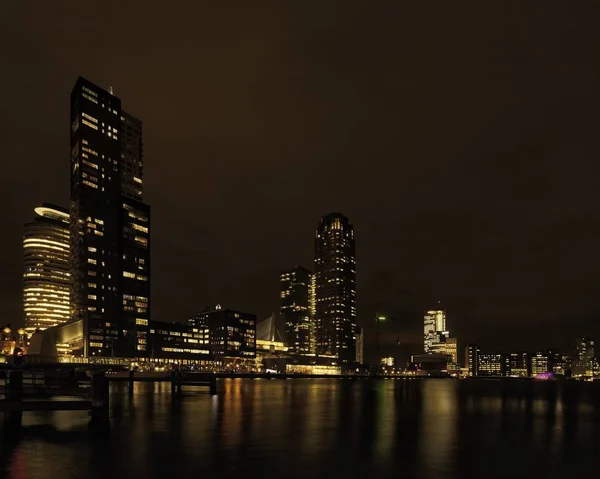 Reflet Des Bâtiments Rivière Capturés Nuit Rotterdam Pays Bas — Photo