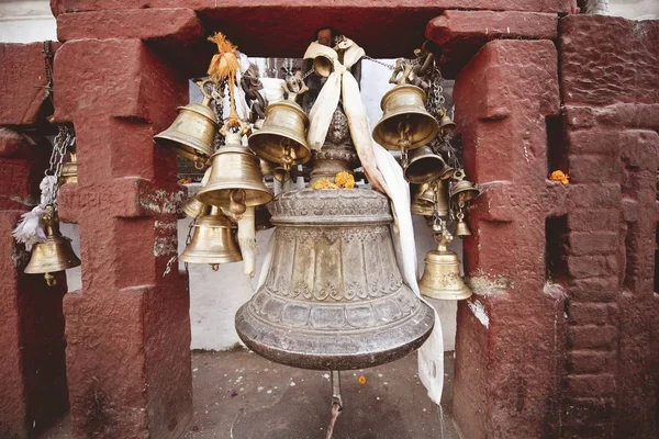 Detailní Záběr Kostelního Zvonu Obklopeného Zvonečky — Stock fotografie