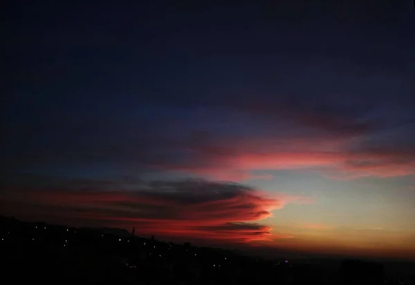 Tiro Tirar Fôlego Nuvens Coloridas Durante Belo Pôr Sol — Fotografia de Stock
