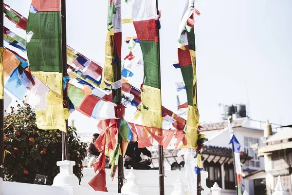 ネパールの仏教寺院でロープや棒に取り付けられた異なる色の布のクローズアップショット — ストック写真