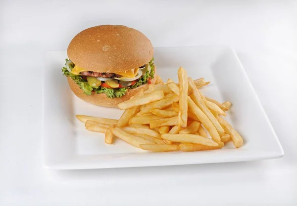 Odizolowane ujęcie talerza z hamburgerem i frytkami - idealne na bloga kulinarnego lub menu — Zdjęcie stockowe