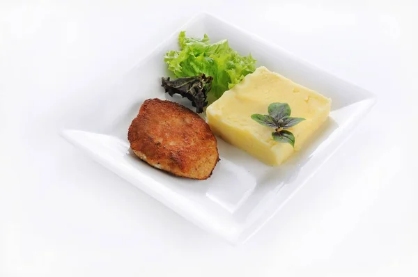 Изолированный снимок куриной котлеты с картофельным пюре - идеально подходит для пищевого блога или использования меню — стоковое фото