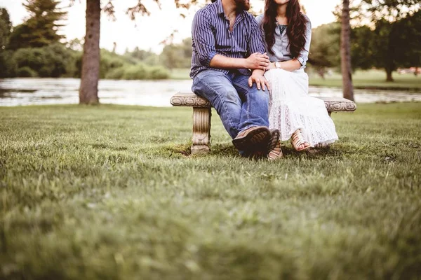 一对夫妇坐在公园的长椅上 背景模糊的特写镜头 — 图库照片