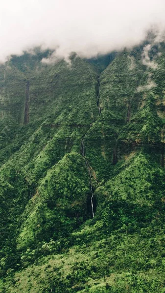 Hawaii Kauai Sisin Altındaki Güzel Dağların Dikey Görüntüsü — Stok fotoğraf