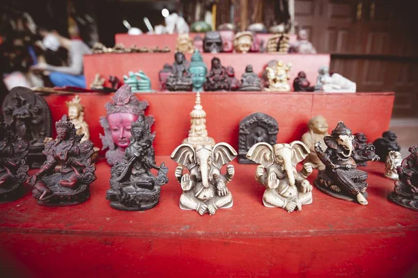 Ένα Κοντινό Πλάνο Μικρών Ινδουιστικών Αγαλμάτων Θολό Φόντο — Φωτογραφία Αρχείου