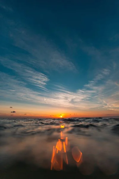 オランダのゼーラント州ドムブルク近くの海での太陽光の反射の垂直ショット — ストック写真