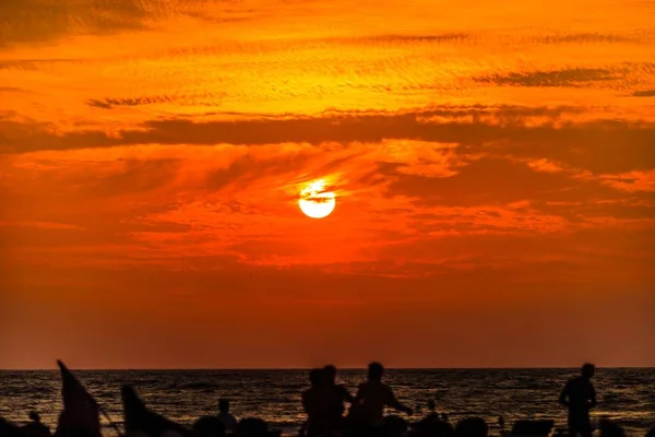 Die Silhouette Einer Gruppe Von Menschen Strand Die Den Atemberaubenden — Stockfoto