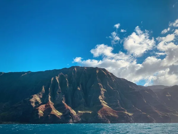 Een Adembenemend Uitzicht Bergkliffen Oceaan Onder Prachtige Wolken Lucht — Stockfoto