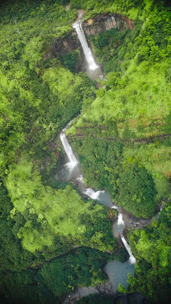 Tiro Vertical Alto Ângulo Das Cachoeiras Entre Floresta Capturada Kauai — Fotografia de Stock