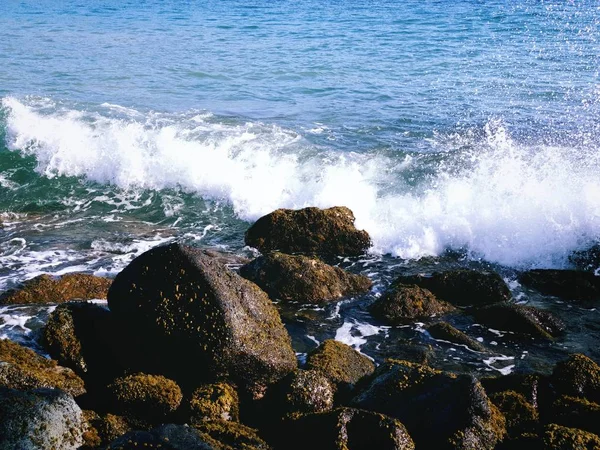 美丽的大海涌向海滩上的岩石和卵石 — 图库照片