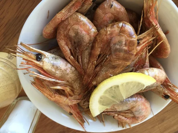 Lezzetli karidesli ve limonlu bir kasenin yüksek açılı görüntüsü. — Stok fotoğraf