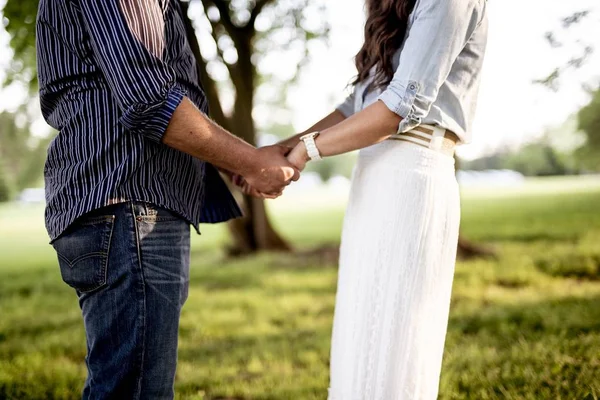 Closeup Shot Couple Holding Hands Blurred Background — Stock Photo, Image