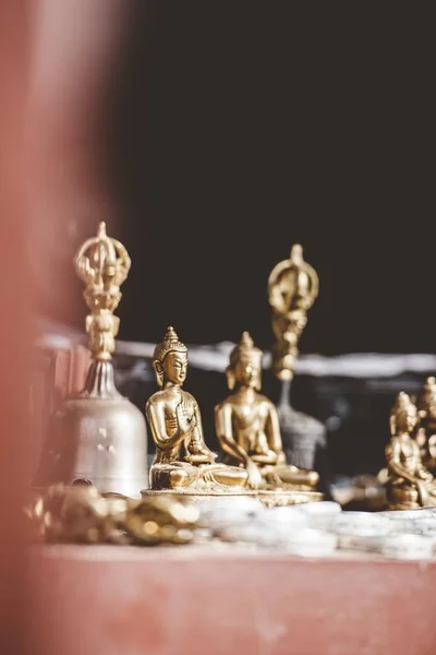 Eine Selektive Fokusaufnahme Der Goldenen Buddha Statue Mit Verschwommenem Hintergrund — Stockfoto