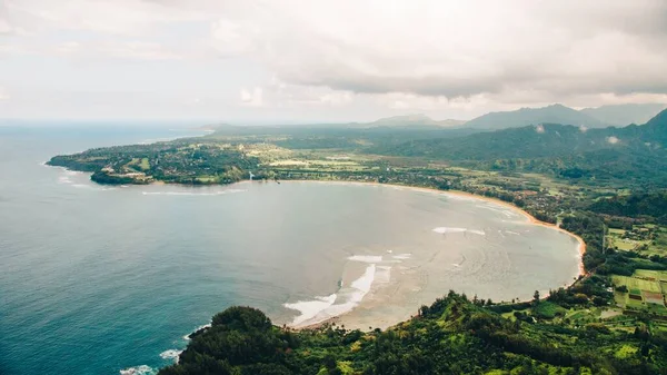 在夏威夷考艾岛拍摄的美丽海滩和大海的高角镜头 — 图库照片