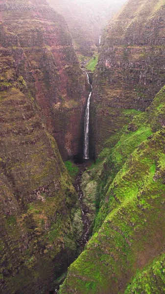 Plan Vertical Une Cascade Parmi Les Montagnes Capturées Kauai Hawaï — Photo