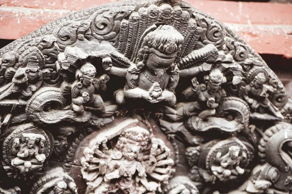 Close-up shot van boeddhistische beeldhouwkunst met een wazige achtergrond — Stockfoto
