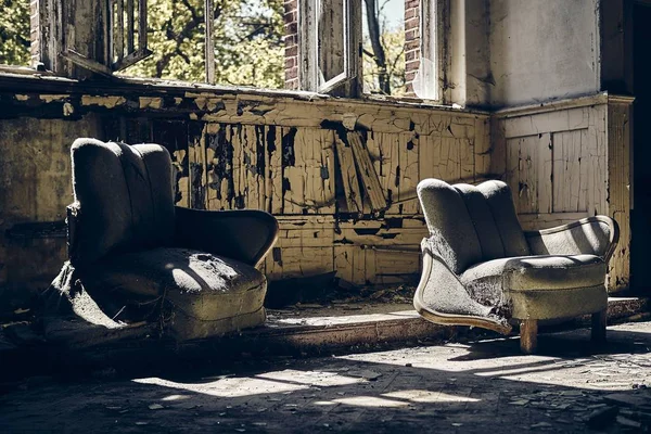 Uma Casa Abandonada Com Dois Sofás Desgastados Janelas Partidas Durante — Fotografia de Stock