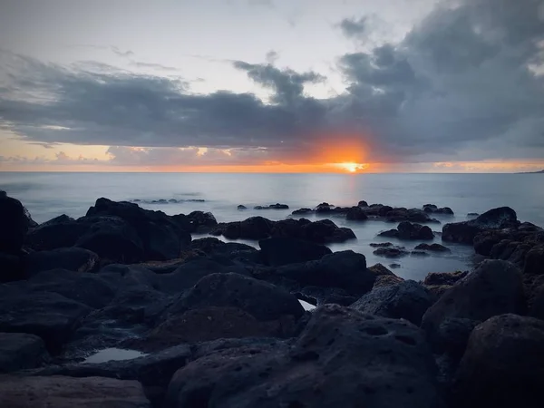 Beautiful View Rocky Beach Calm Ocean Amazing Sunset Cloudy Sky — 스톡 사진