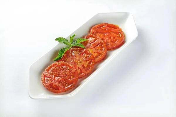 Изолированный снимок тарелки с ломтиками жареных помидоров - идеально подходит для пищевого блога или использования меню — стоковое фото