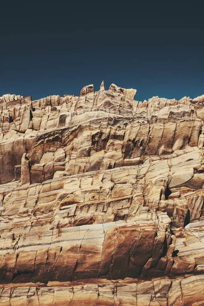 Hermosa toma de formaciones rocosas marrones - ideal para un fondo fresco —  Fotos de Stock