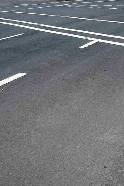 Вертикальный снимок улицы с дорожными знаками на асфальте — стоковое фото