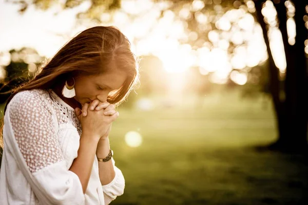 Closeup Shot Female Her Eyes Closed Praying Blurred Background — Stock Photo, Image