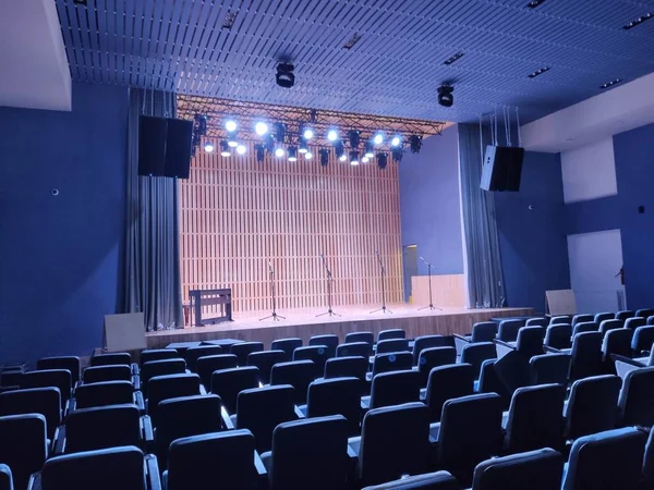 Plano Interior Pequeño Auditorio Vacío Con Cuatro Micrófonos Escenario —  Fotos de Stock