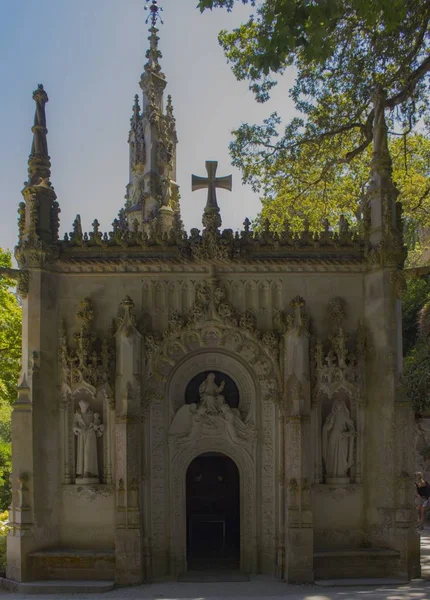 Tiro Vertical Uma Paróquia Concreto Com Cruzes Belas Esculturas — Fotografia de Stock