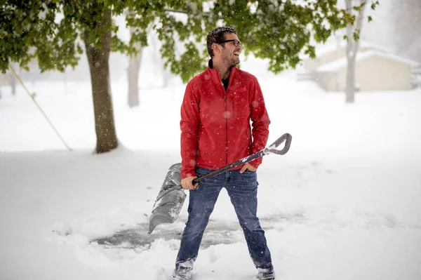 Macho Usando Uma Jaqueta Vermelha Inverno Segurando Uma Neve Enquanto — Fotografia de Stock