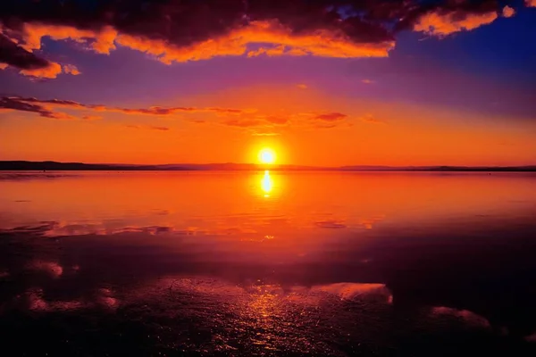 Tiro Tirar Fôlego Pôr Sol Refletindo Mar Criando Cores Que — Fotografia de Stock