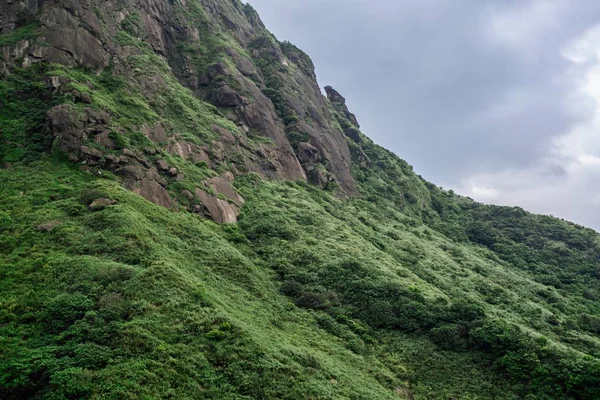 Beau Paysage Une Colline Verdoyante Sous Les Nuages Tempête Fou — Photo