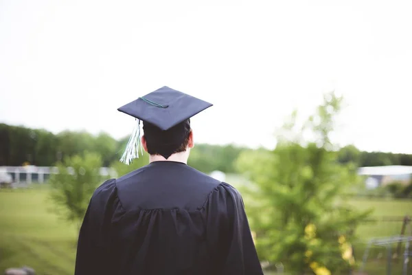 Enfoque Superficial Disparado Desde Atrás Graduado Con Fondo Borroso — Foto de Stock